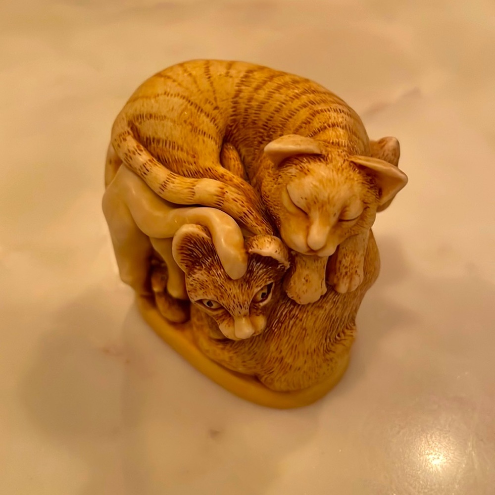 Japanese Netsuke Cat/s box w lid